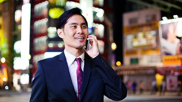hombre de negocios hablando por el teléfono móvil en la calle 